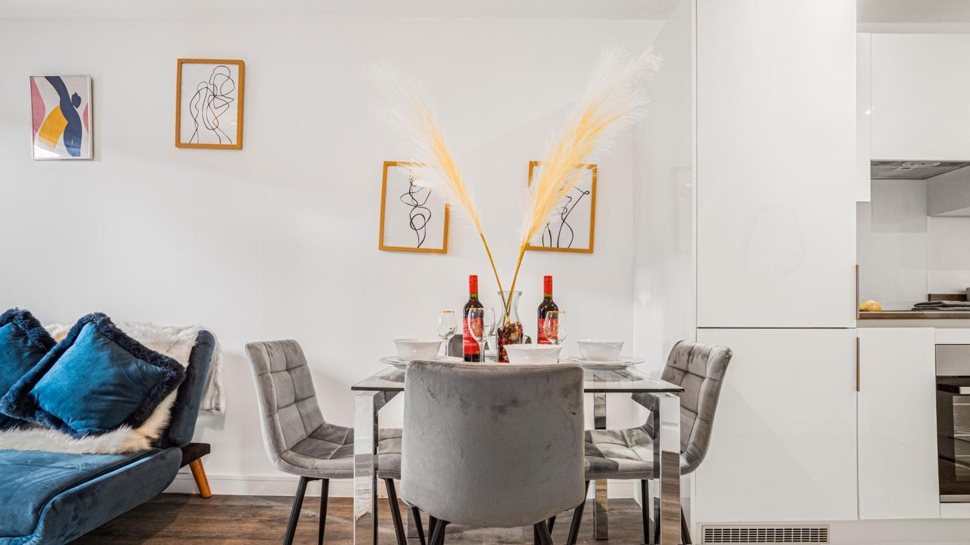 Oceanic Bliss: 2 Bed 2 Bath + Free Park + Netflix Apartment Birmingham Bagian luar foto
