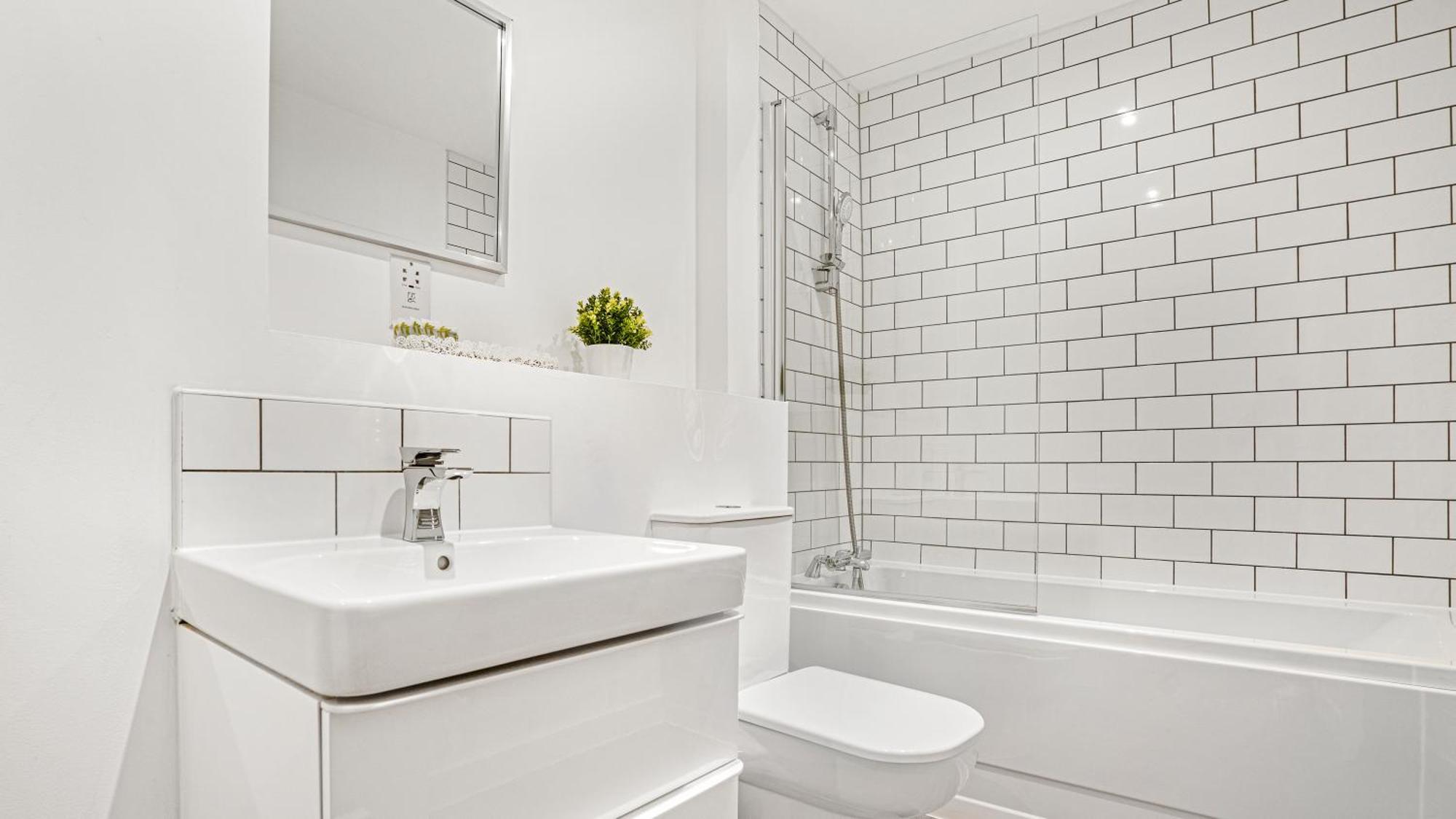 Oceanic Bliss: 2 Bed 2 Bath + Free Park + Netflix Apartment Birmingham Bagian luar foto