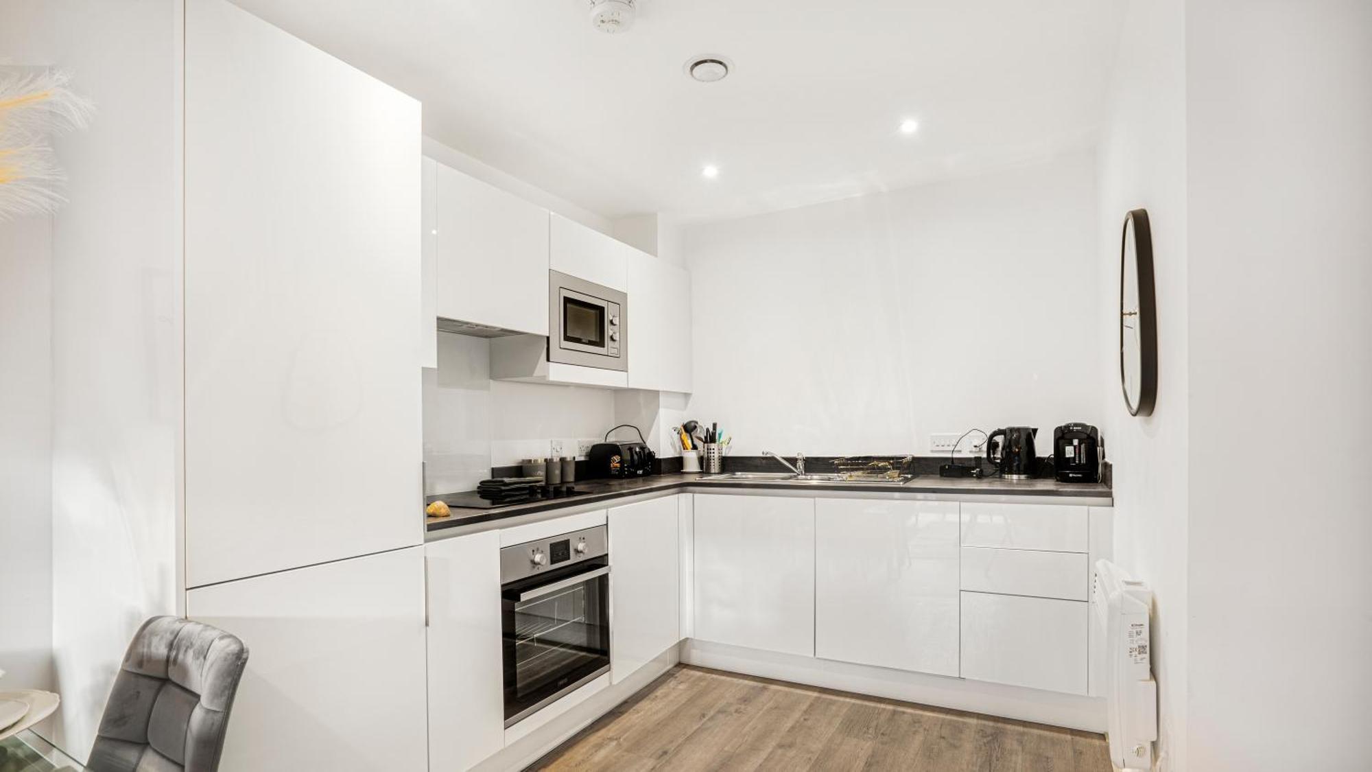 Oceanic Bliss: 2 Bed 2 Bath + Free Park + Netflix Apartment Birmingham Bagian luar foto