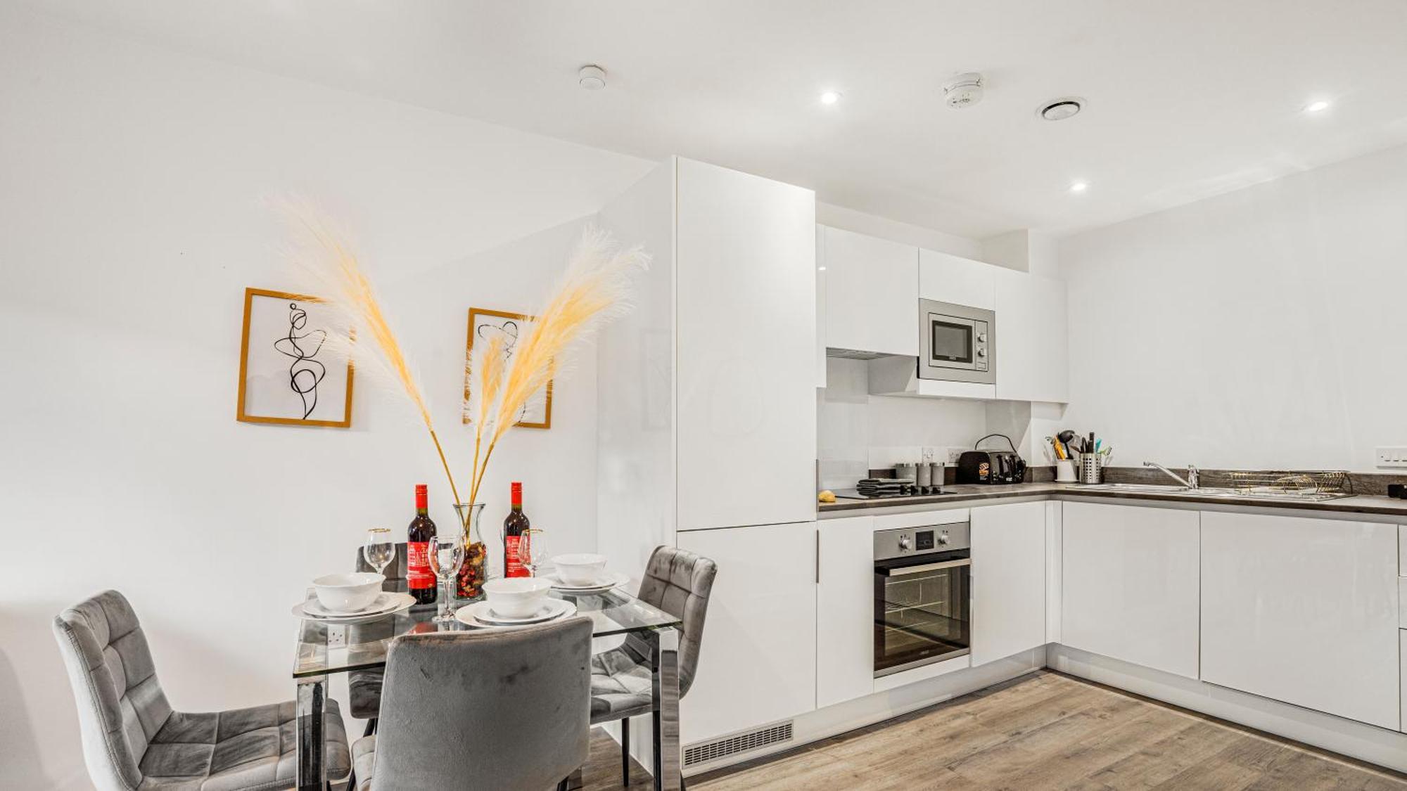 Oceanic Bliss: 2 Bed 2 Bath + Free Park + Netflix Apartment Birmingham Bagian luar foto
