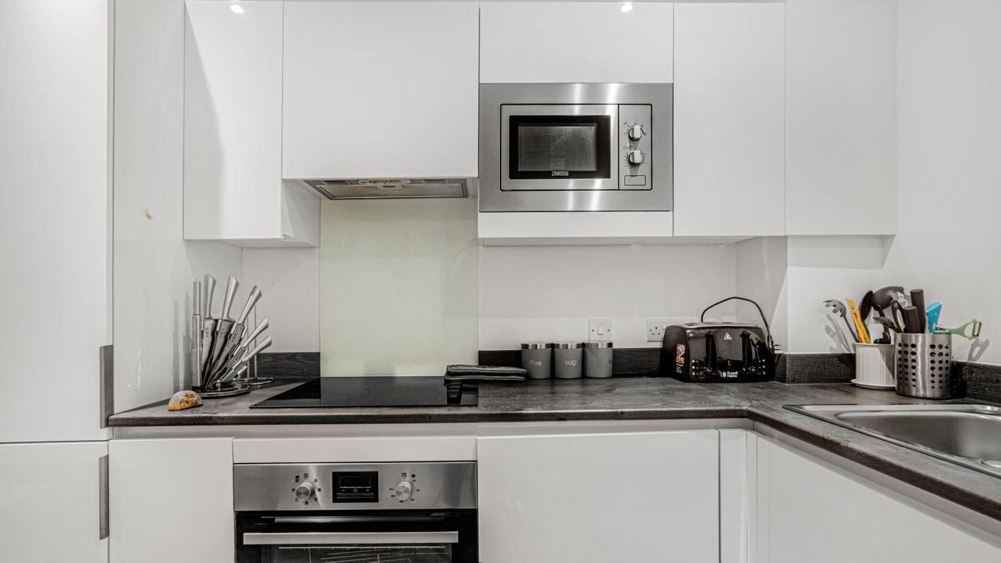 Oceanic Bliss: 2 Bed 2 Bath + Free Park + Netflix Apartment Birmingham Bagian luar foto