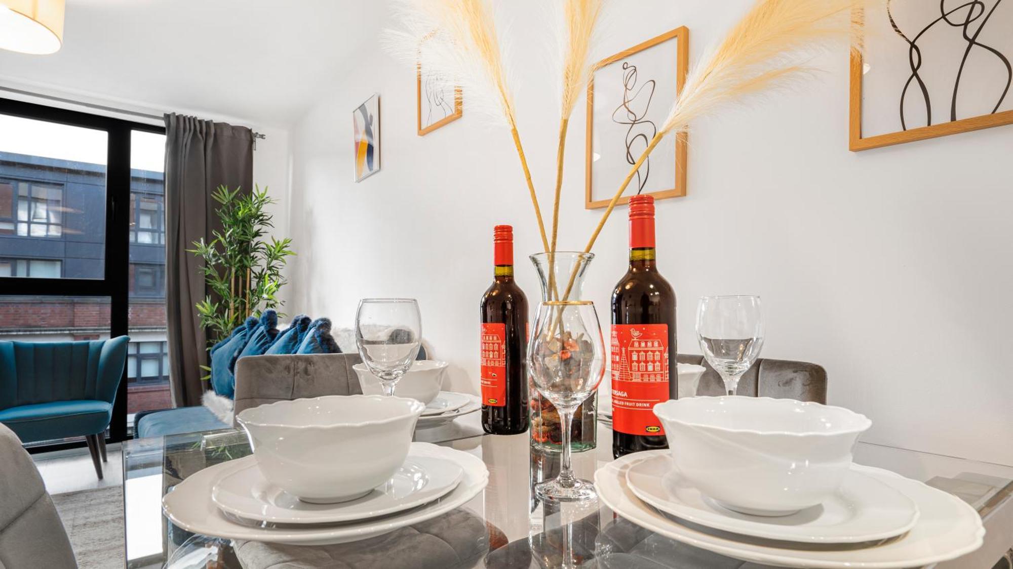 Oceanic Bliss: 2 Bed 2 Bath + Free Park + Netflix Apartment Birmingham Bagian luar foto